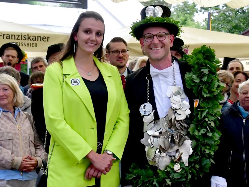 die neuen regenten koenig felix rohde mit seiner koenigin rena hergenhahn